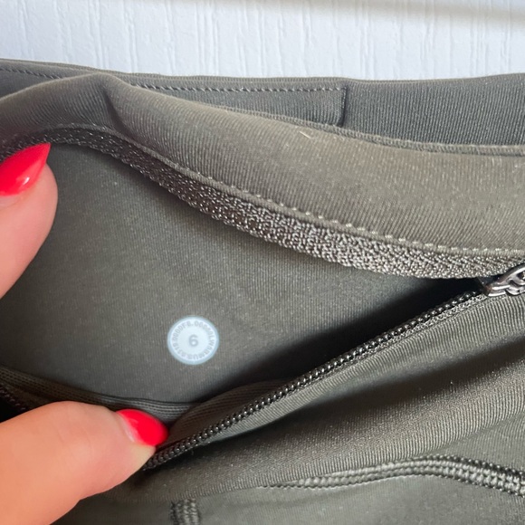 Lululemon khaki legging sz 6 - Picture 3 of 3